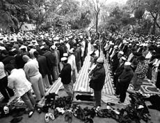 More than 10,000 Muslims now perform the Friday prayers at Guangzhou's four mosques. (China Daily photo)